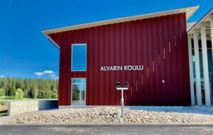 Kivitaideteos pääsisäänkäynnin yhteydessä